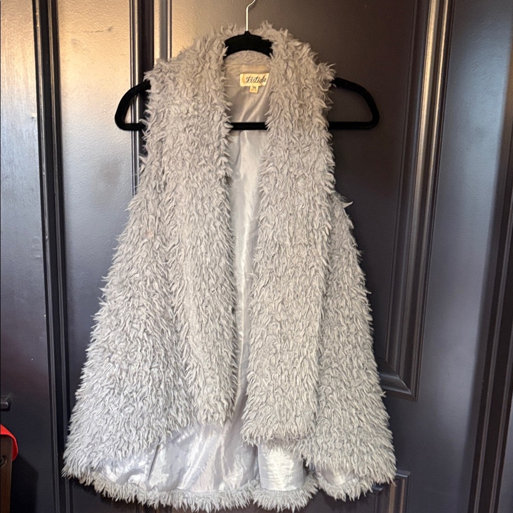Listicle Soft Gray Faux Fur Accent